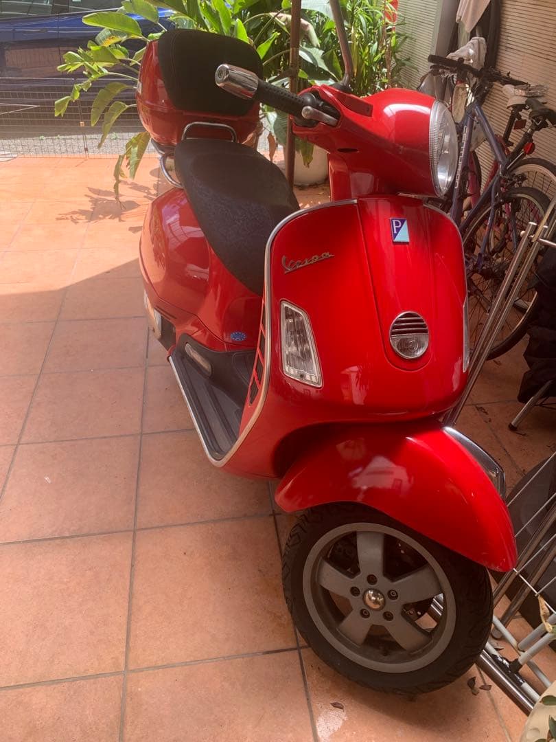 Vespa GTS 赤 スクーター