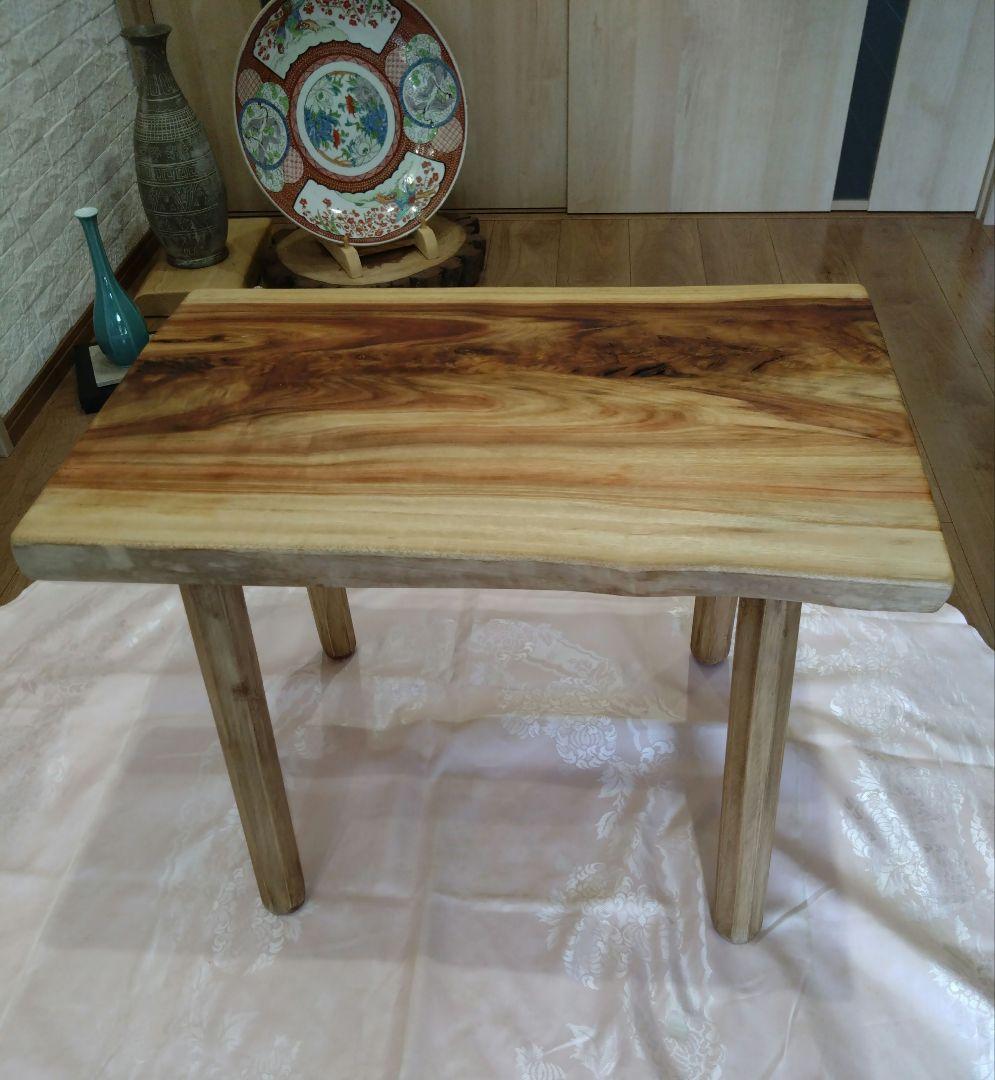 楠（くす）のテーブル⑲　耳付き楠の木の一枚板の模様が綺麗なテーブル