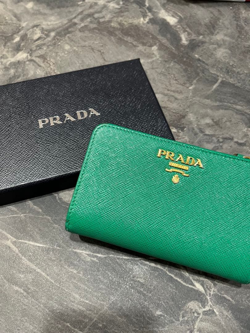 PRADA グリーン 二つ折り財布　サフィアーノ