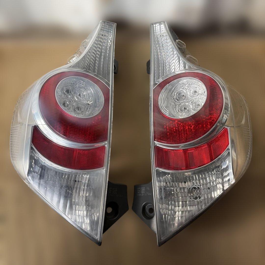 トヨタ アクア 純正 NHP10 左右セット