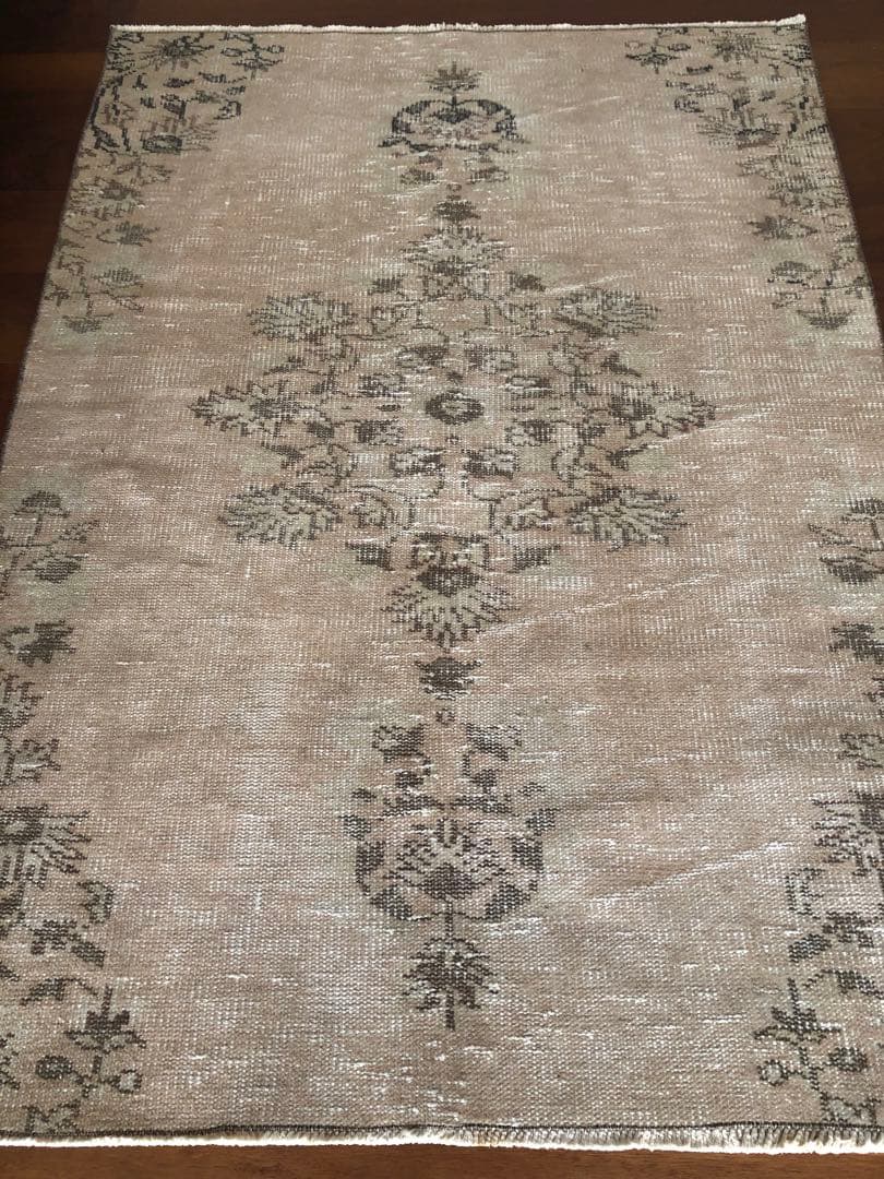 ヴィンテージラグ　トルコ　ベージュオーバーダイ　アナトリア　フローラルメダリオン