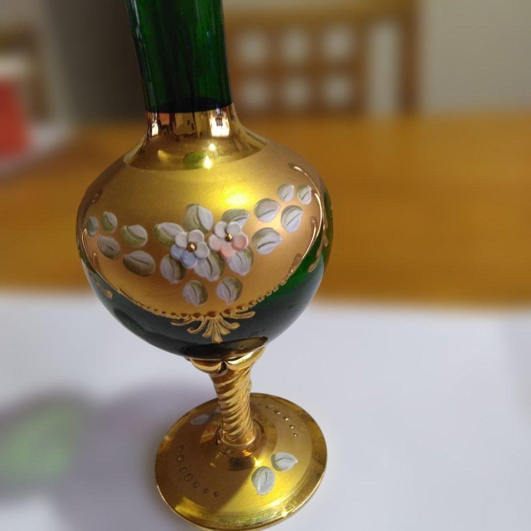 新品未使用イタリア　ベネチアグラス緑色と金色の花瓶