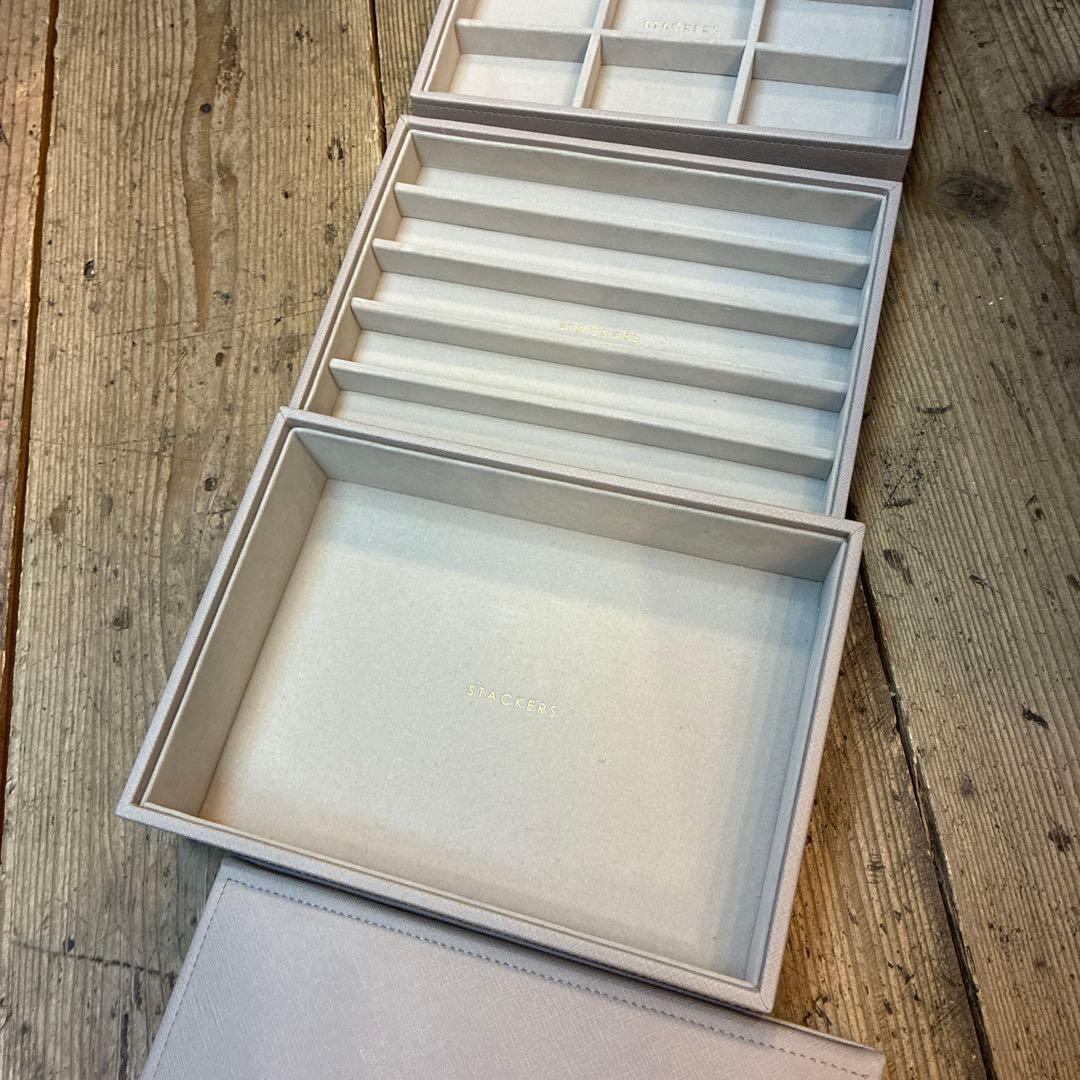 未使用に近い　STACKERS ジュエリーボックス 4段 グレージュ