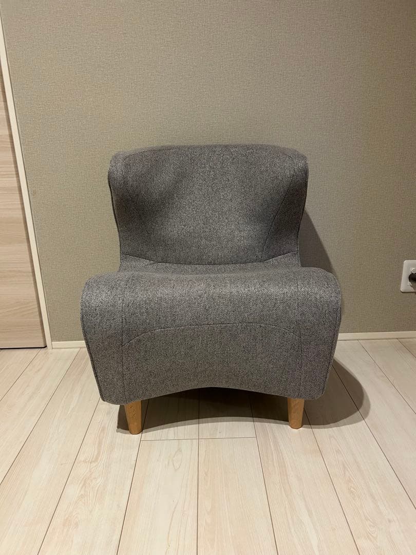 グレーのファブリック1人掛けソファ