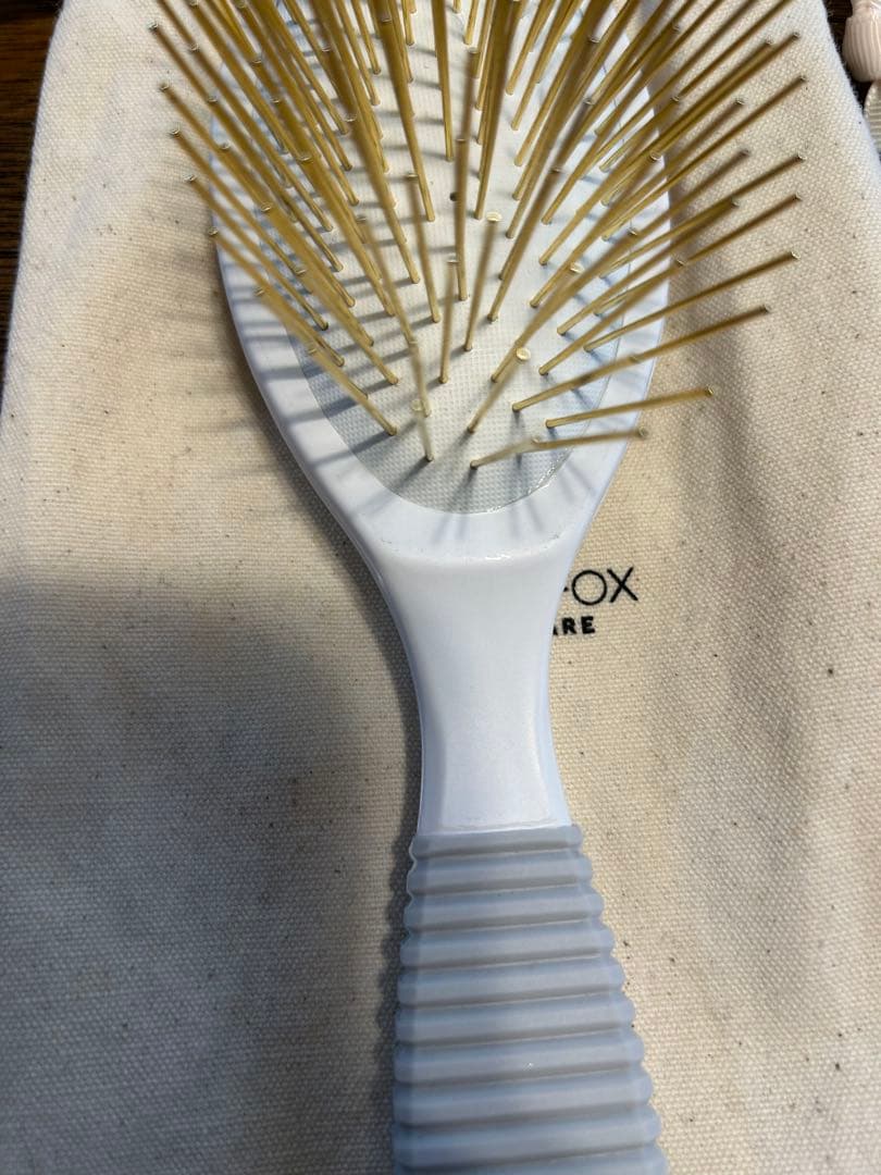  FOX ヘアブラシ ホワイト　小田切ヒロさん