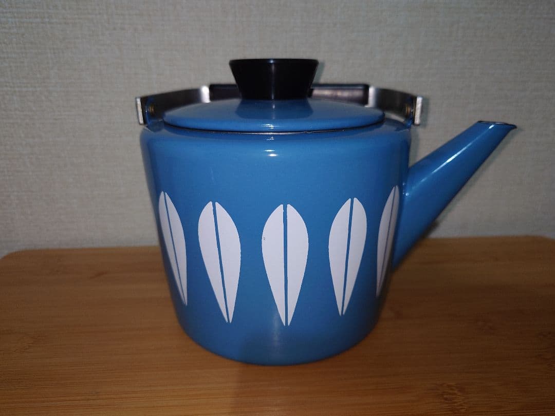 キャサリンホルム 青色のロータス模様のケトル
