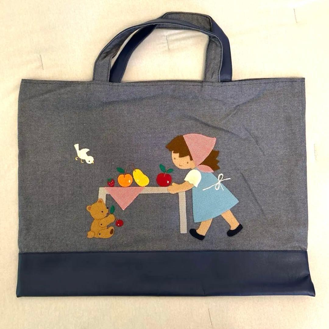 【未使用】familiar女の子と果物のイラスト レッスンバッグ ネイビー
